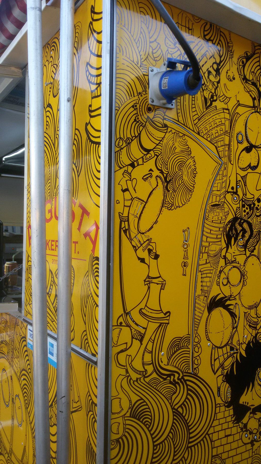 Superfície customizada em amarelo / aplicação / 2016