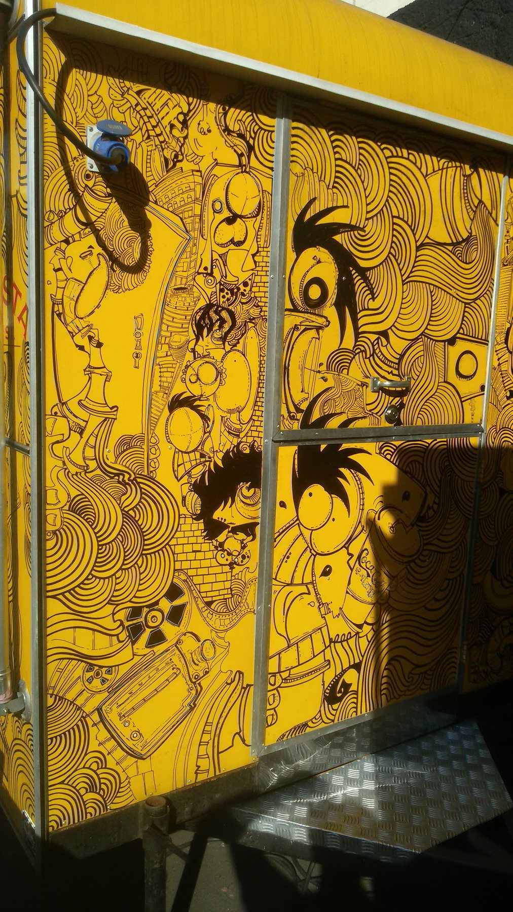 Superfície customizada em amarelo / planos e encaixes / 2016