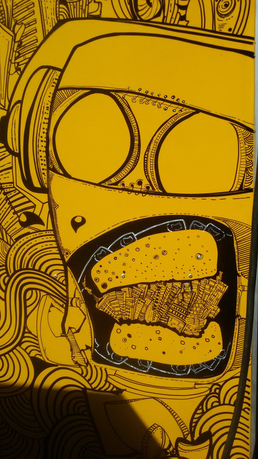 Superfície customizada em amarelo / detalhe gráfico / 2016