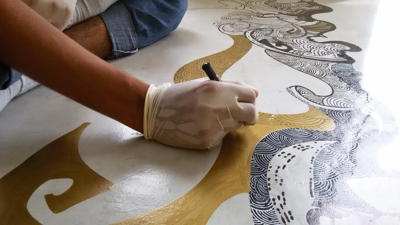 Marcelo Zuffo's hands drawing a site-specific artwork