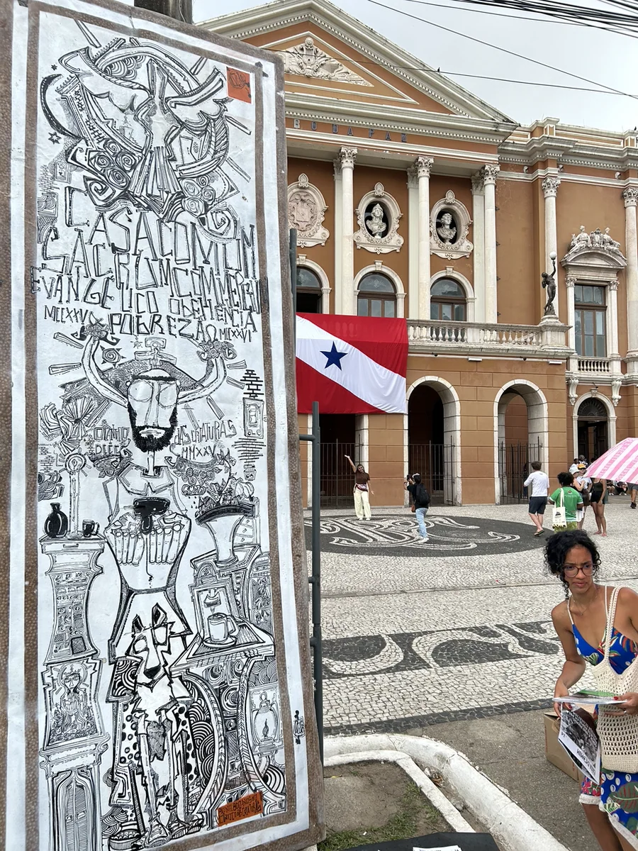 Painel de Marcelo Zuffo diante do Theatro da Paz, em Belém