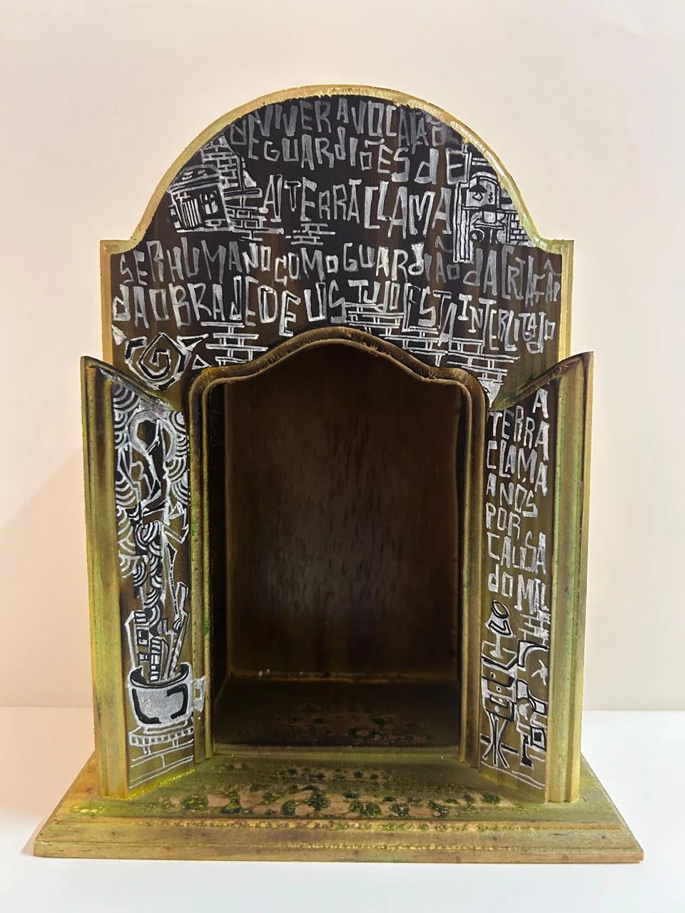 Oratório verde com texto e desenho