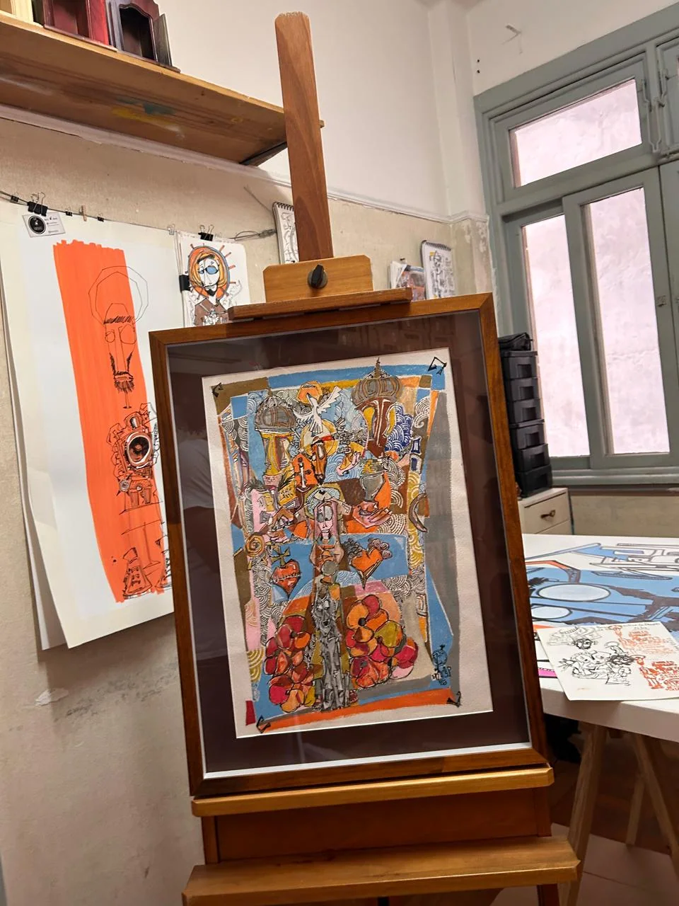Obra colorida em exposição no ateliê