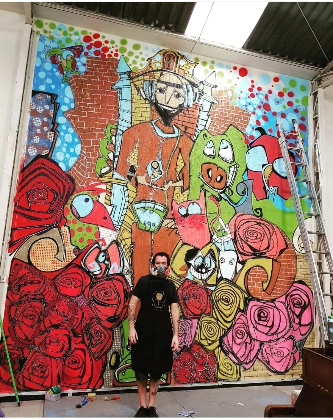 Marcelo Zuffo diante do painel São Francisco de Assis no SEFRAS, 2021
