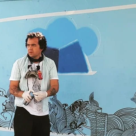 Marcelo Zuffo trabalhando em uma parede, 2021