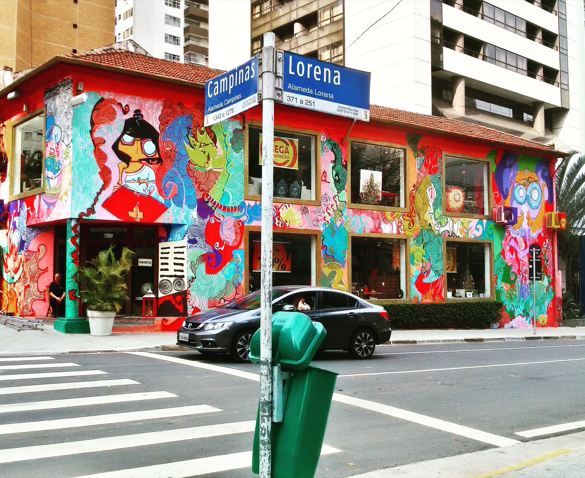 Intervenção de Marcelo Zuffo na fachada TIL, esquina de Campinas com Lorena, São Paulo