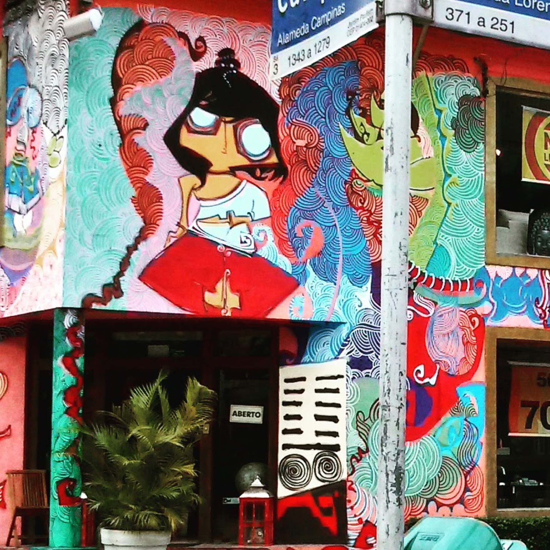 Detalhe da intervenção gráfica na fachada TIL