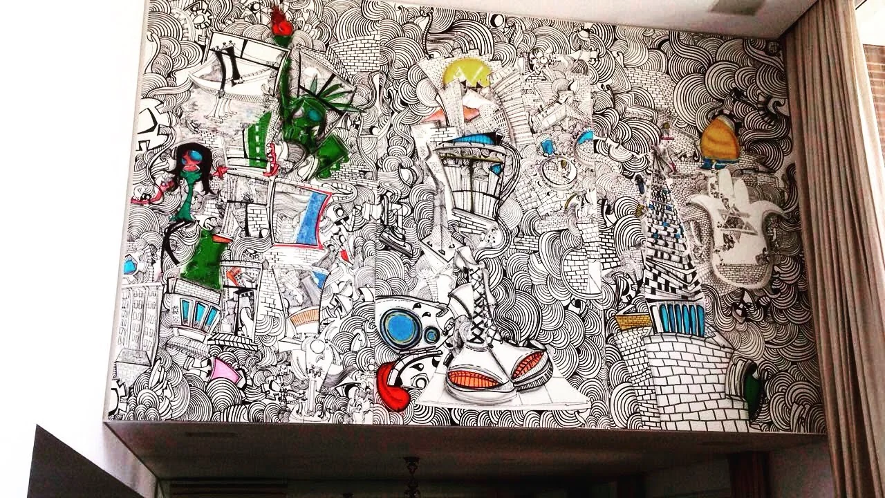 Parede densamente desenhada em interior residencial