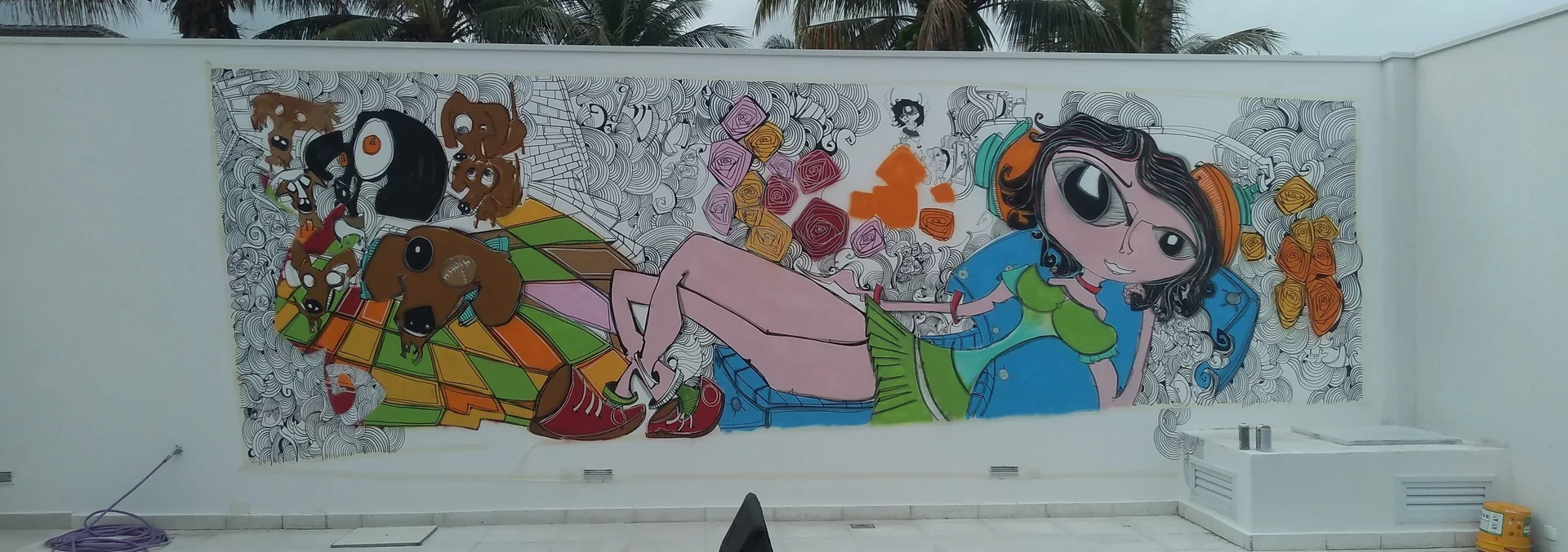 Painel horizontal colorido integrado a interior residencial