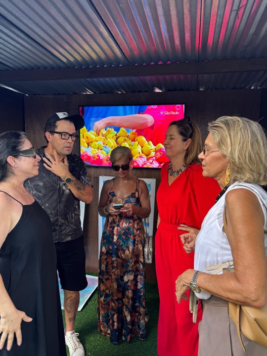 Marcelo Zuffo in conversation with visitors at Casa Ronaldo