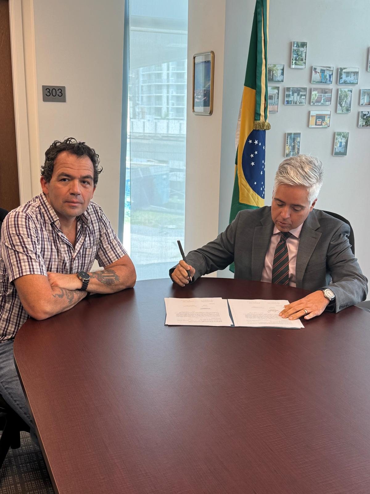 Institutional record of the delivery of Marcelo Zuffo’s work in Miami