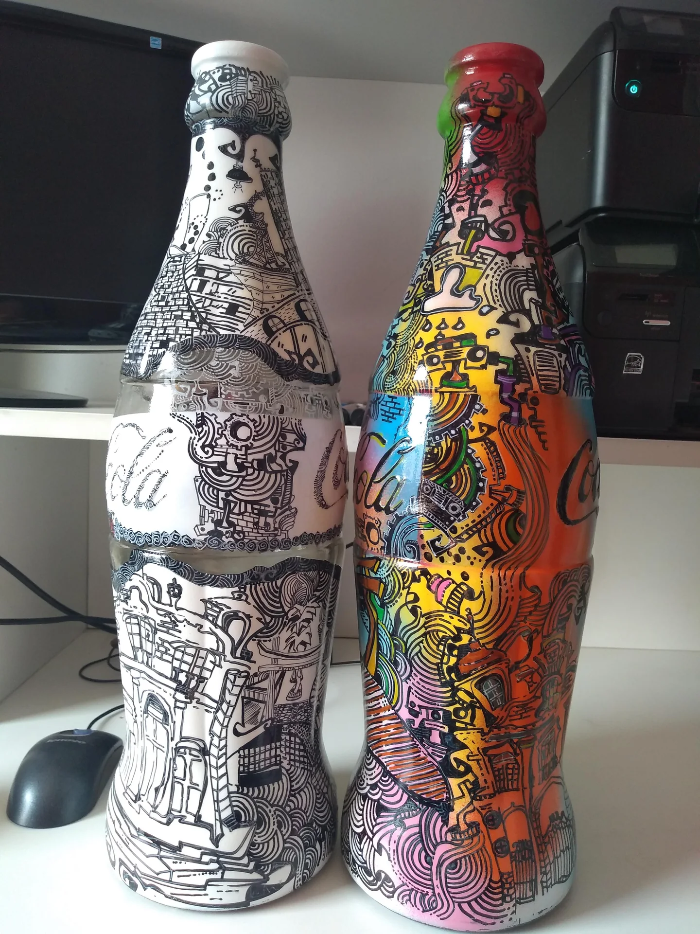 Garrafas como suporte para desenhos de Marcelo Zuffo