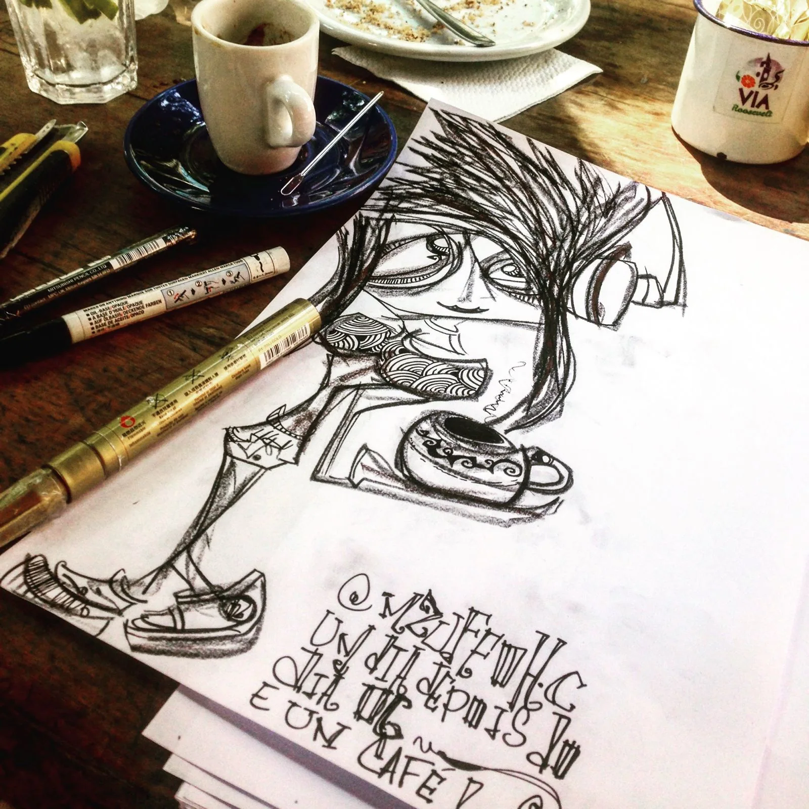 Personagem desenhado sobre a mesa de trabalho
