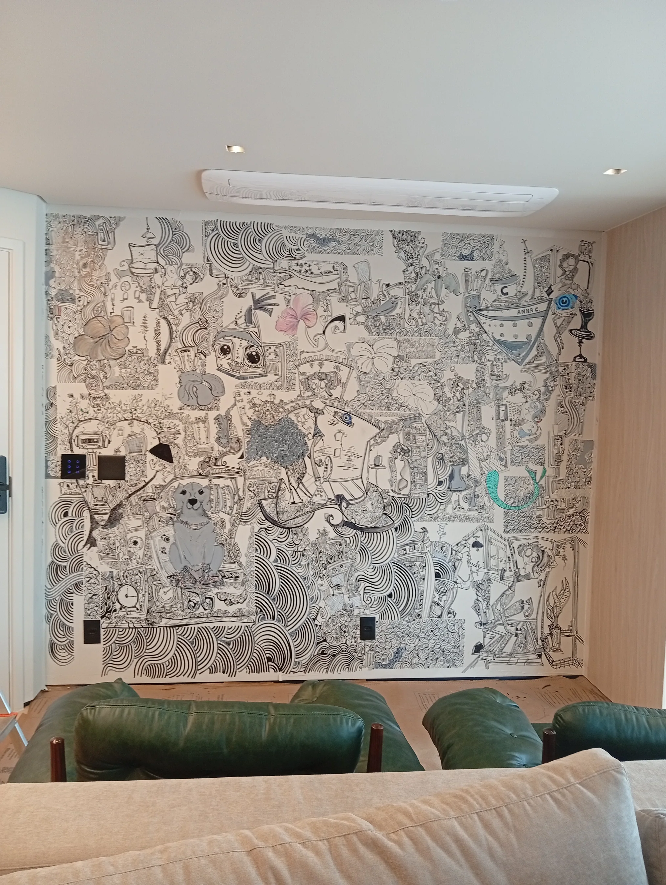 Painel ocupando a parede de uma residência na Vila Mariana