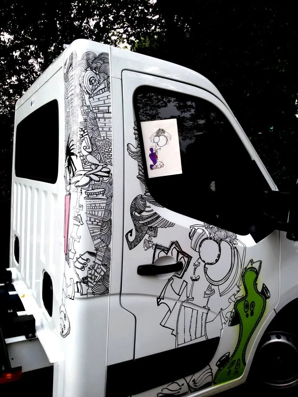 Caminhão customizado com desenho de Marcelo Zuffo